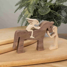 Lade das Bild in den Galerie-Viewer, FamilyBear™ - Personalisierte Pferdeliebe Figur aus Holz
